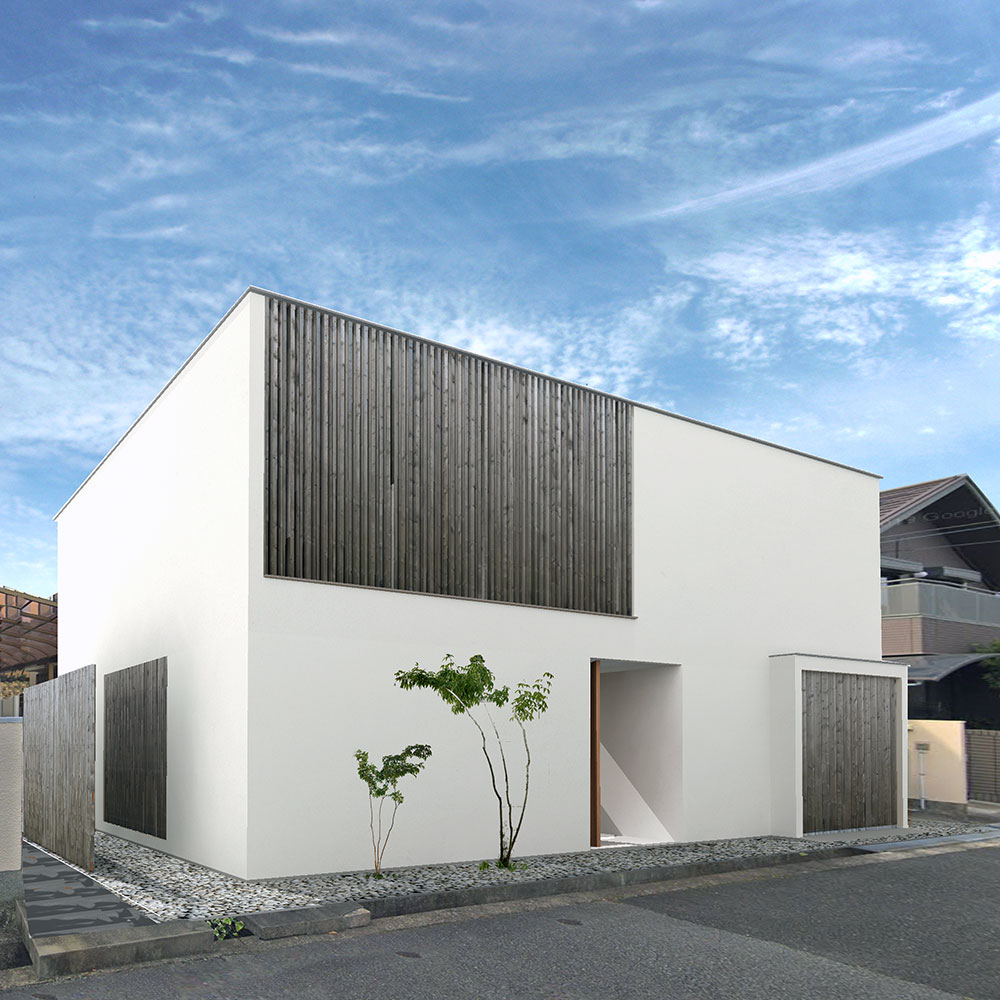 白い壁面と杉格子のシンプルな家