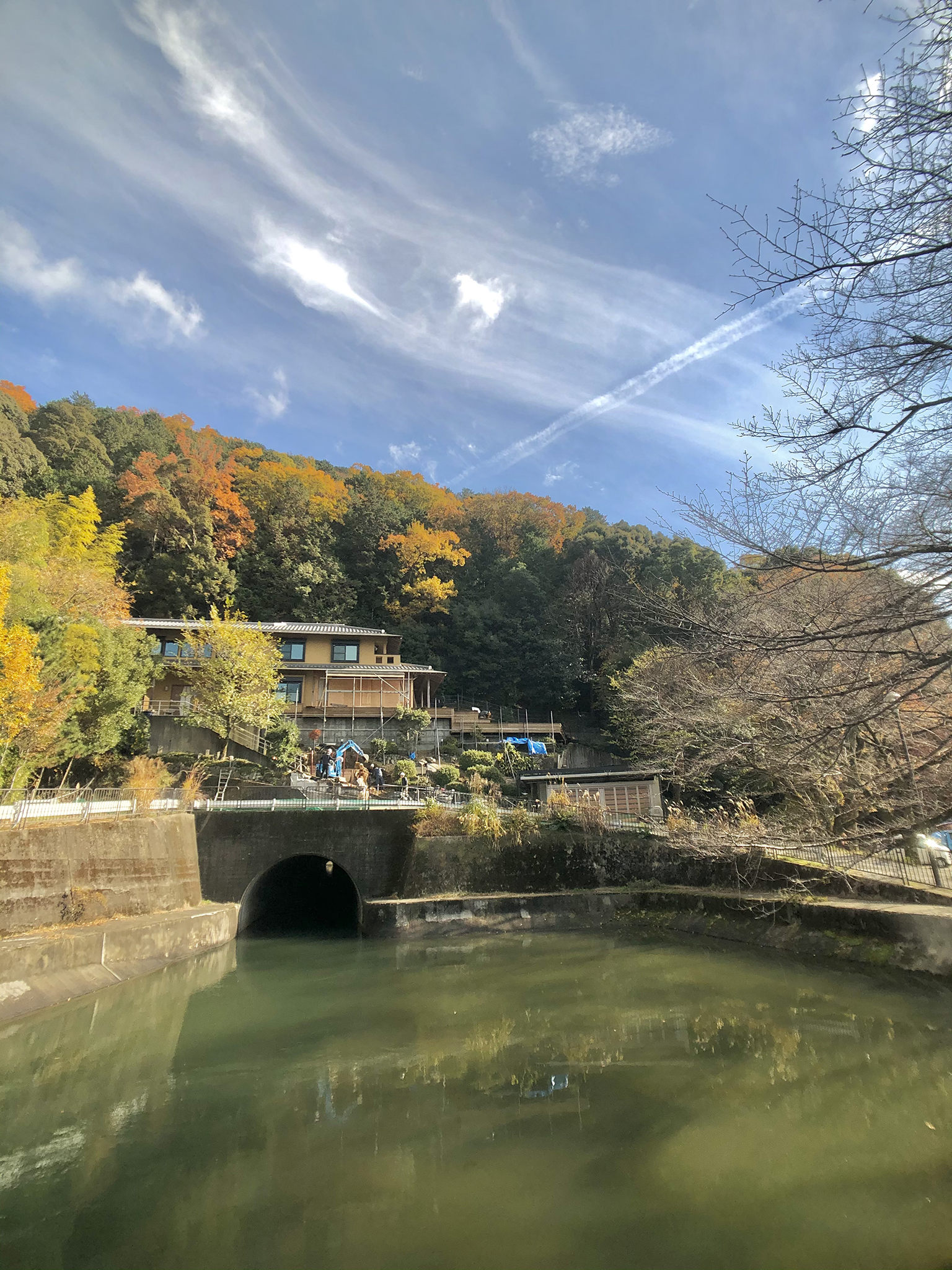 トンネルの上に建っ週末の家 山科の別荘の工事も着々と