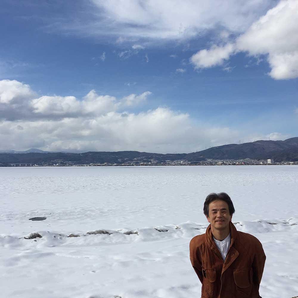 諏訪湖は全面結氷で、 「御神渡り」の出現