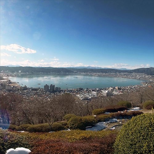 諏訪湖畔を全貌できる丘の上からの美しい風景です。