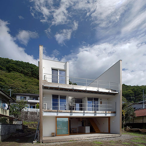 爽やかな風が通り抜け、諏訪湖に向かって大きく開かれたアトリエのある家です。