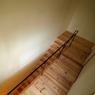 階段板は赤松の無垢板