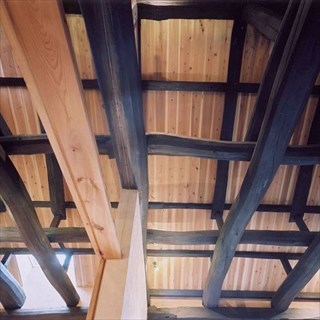 天井は杉板の目透かし貼り