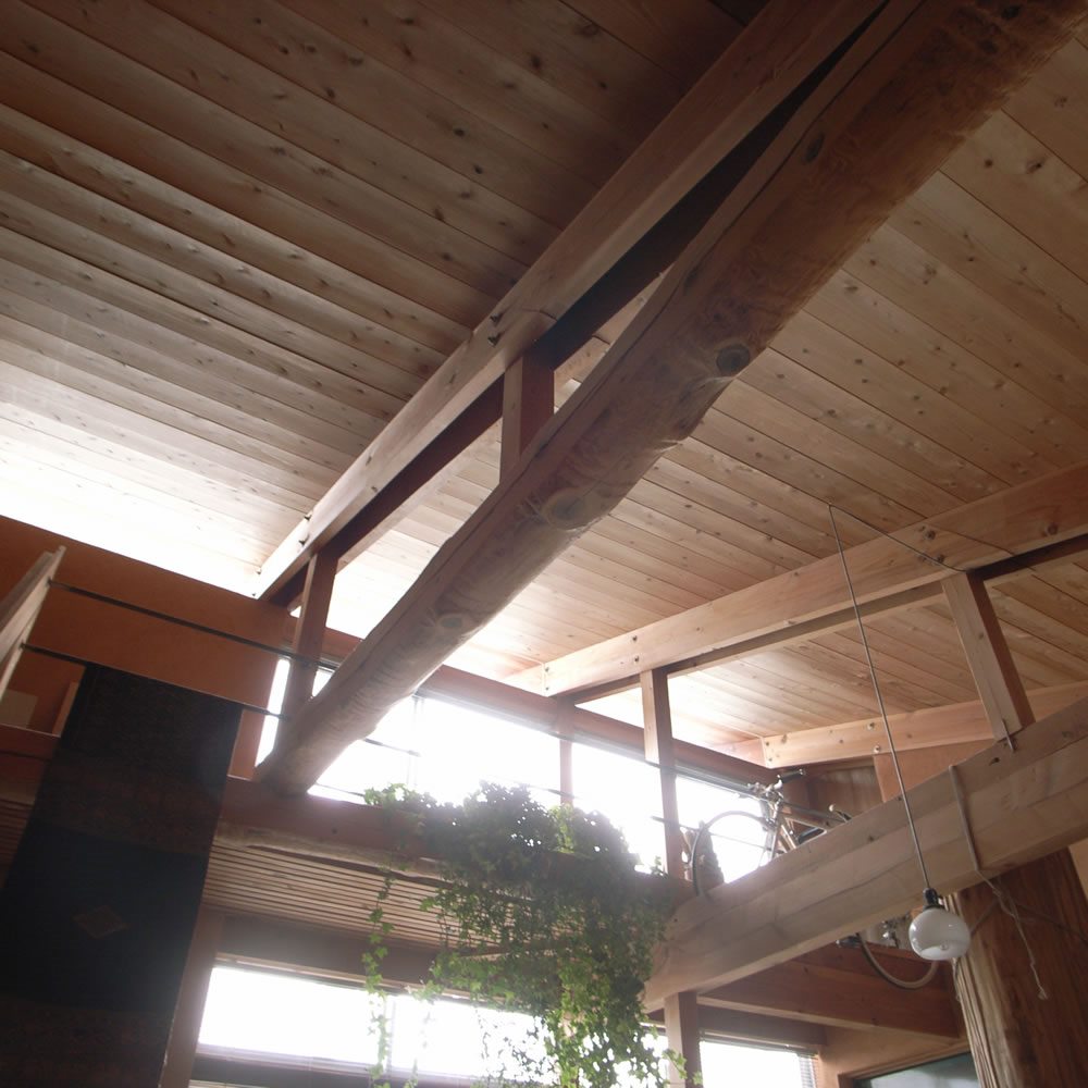 松の合わせ梁と杉板の大屋根