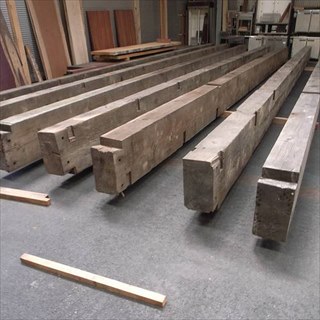 木造小学校の梁の古材