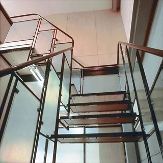 階段の手すり側面に使用されている半透過性のFRPスクリーン