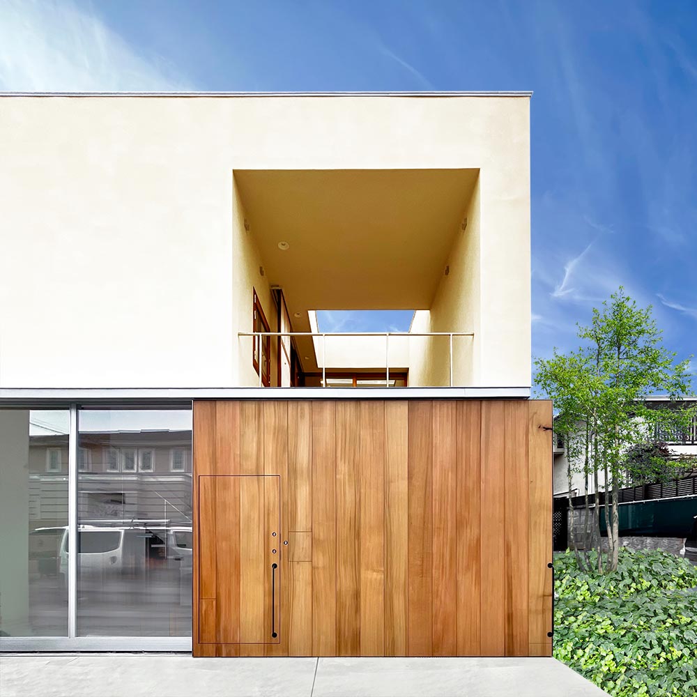 白い壁と大きな木製扉のファサード