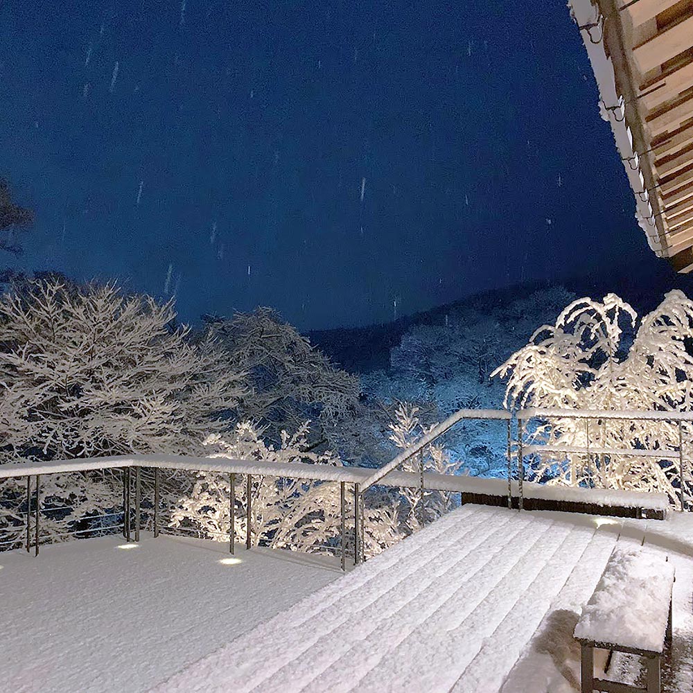 冬の雪景色のデッキ