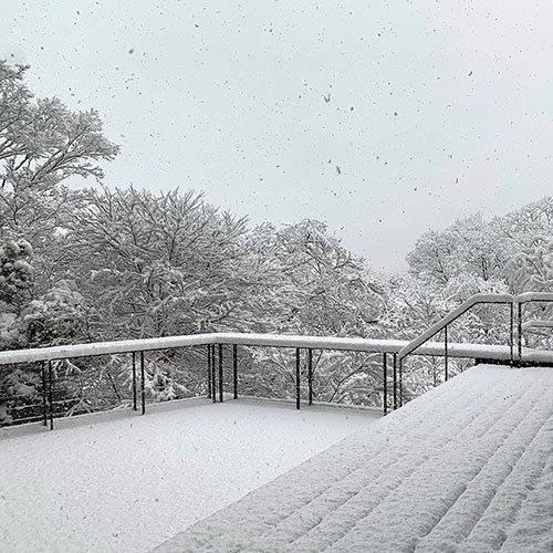 雪景色のデッキ