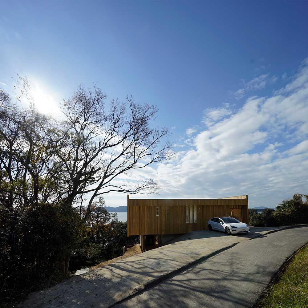 背景が瀬戸内海のファサード