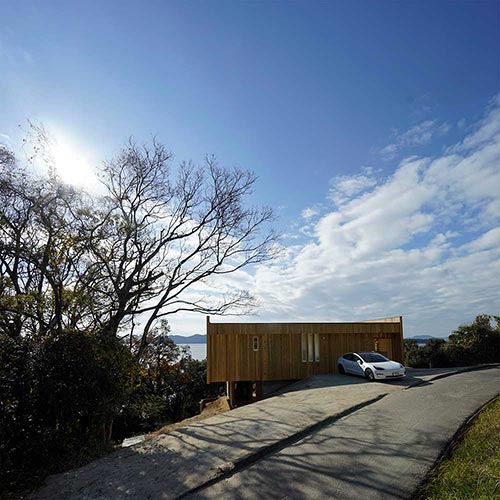 海を背景の北側ファサード