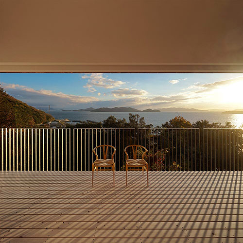 リビングの大開口から見る海の風景