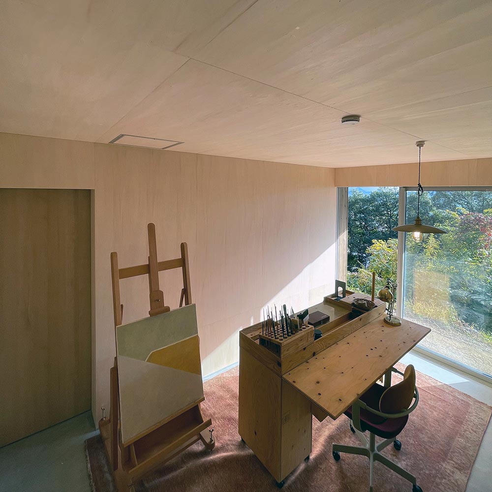 夕暮れ時の開放的なリビング