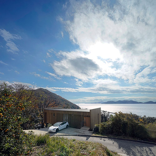 背景を海にしたエントランス