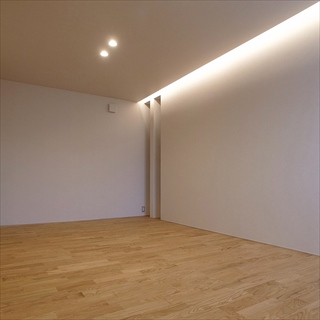 二階の寝室。
天井の間接照明で壁面を照らします。